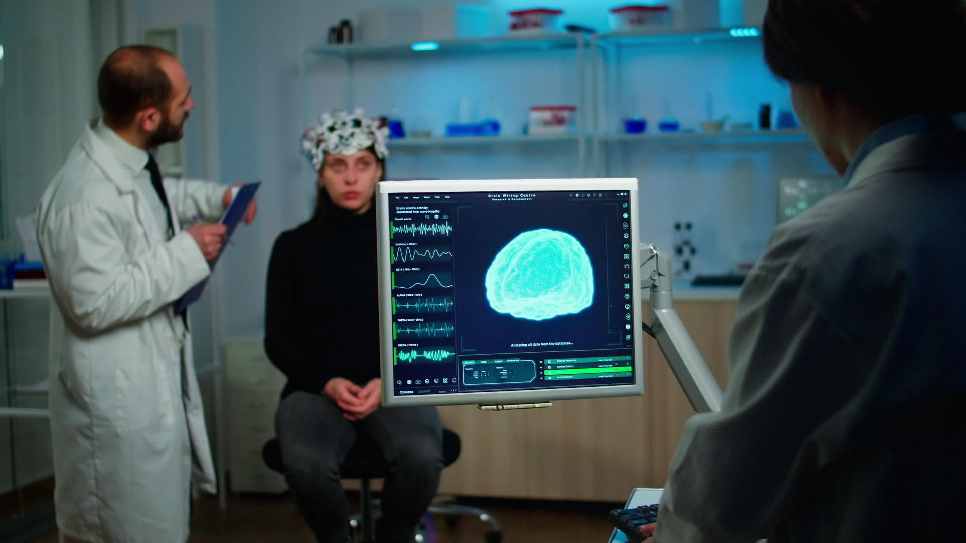 用医用脑扫描胶片研究计算机的理科医生视频的预览图