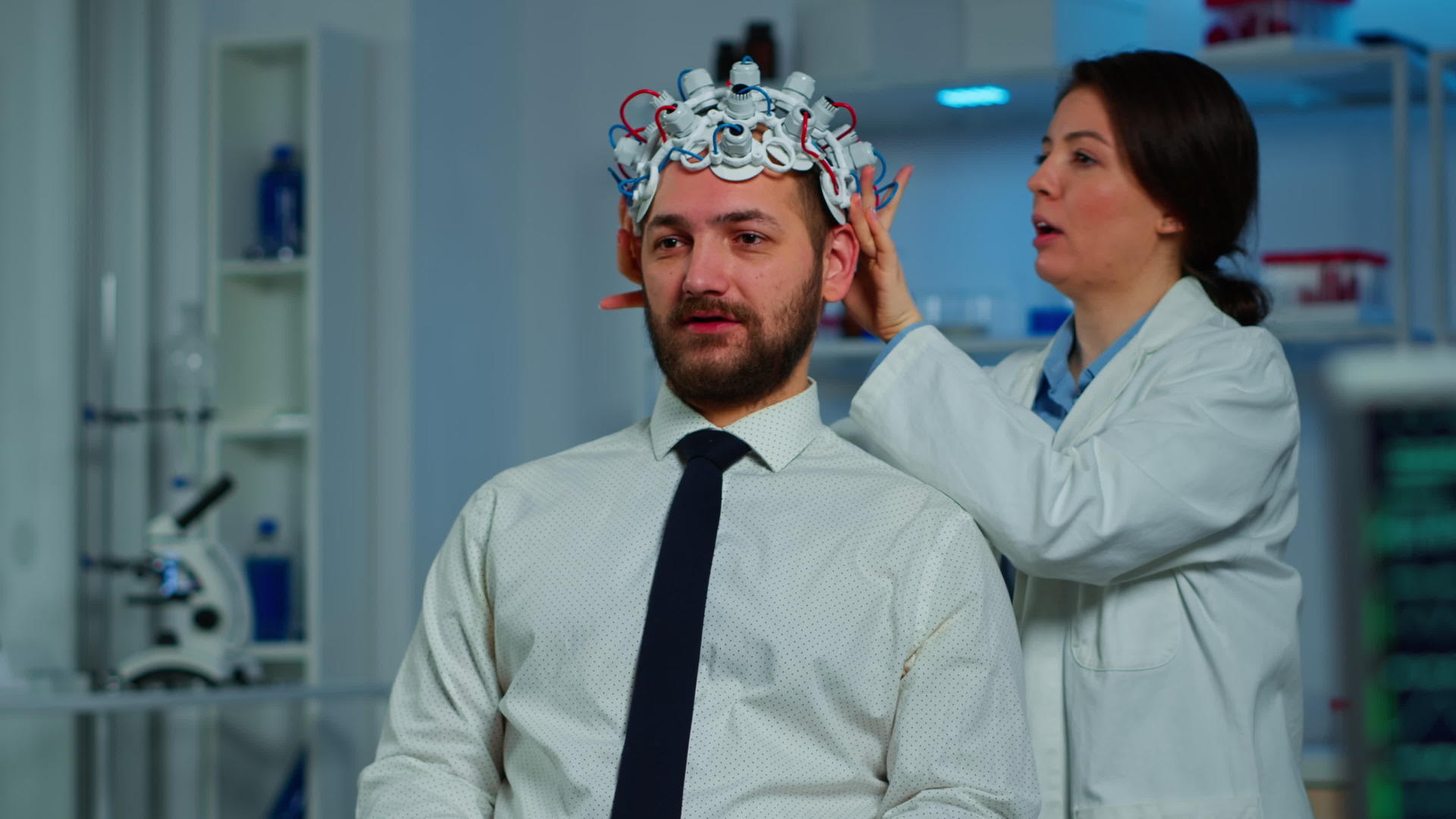 用脑电波扫描耳机分析人脑的神经科医生视频的预览图
