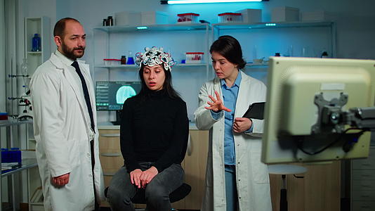 女性患者神经系统检测组医学研究人员组视频的预览图