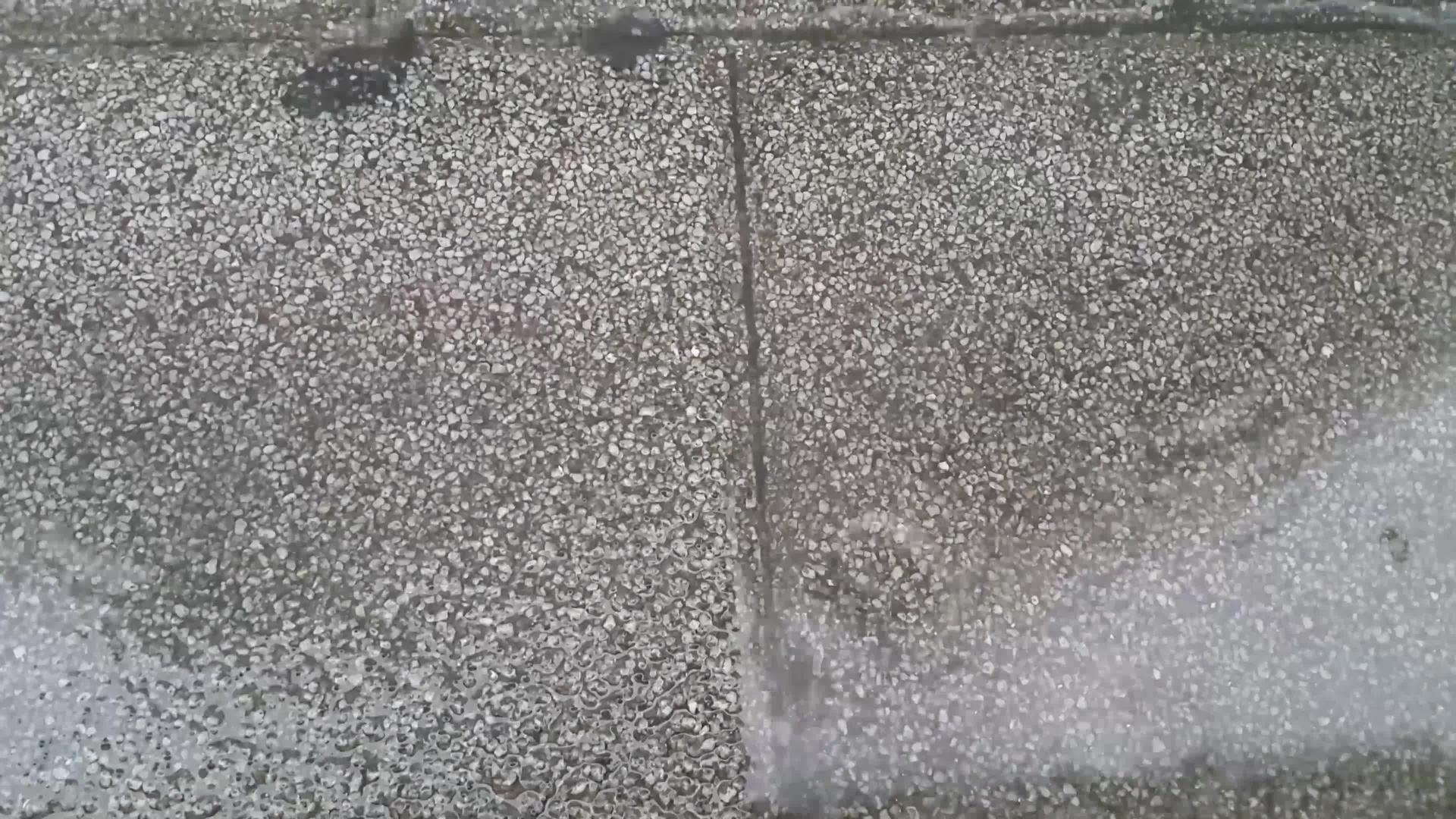 紧紧地看着灰砖上雨下的水滴视频的预览图