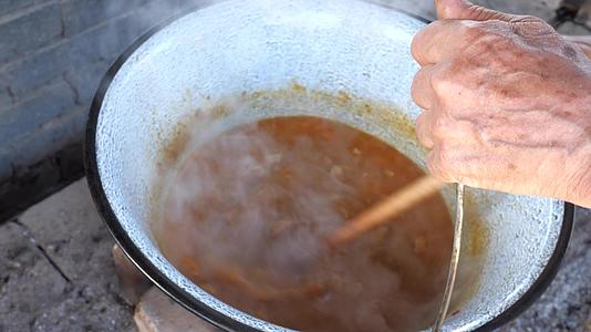 热煮甜瓜酱肉和香料煮酱在深油煎锅里视频的预览图