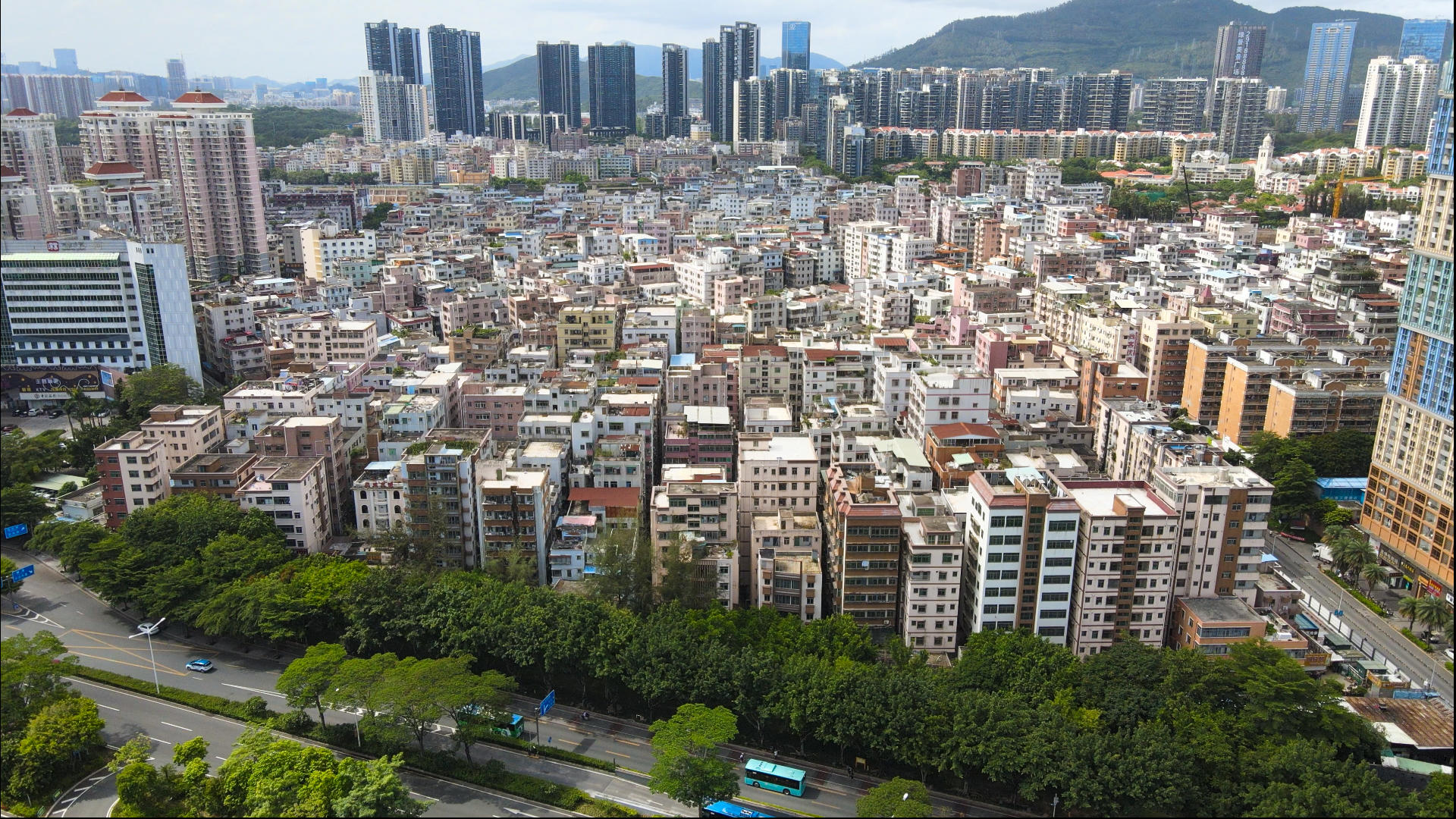 4k高清航拍深圳白石一坊城中村与繁华都市建筑对比视频的预览图