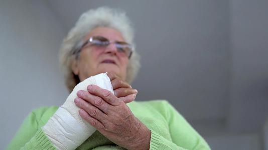 按摩受伤老妇人的手被打断坐在电影院Dof视频的预览图