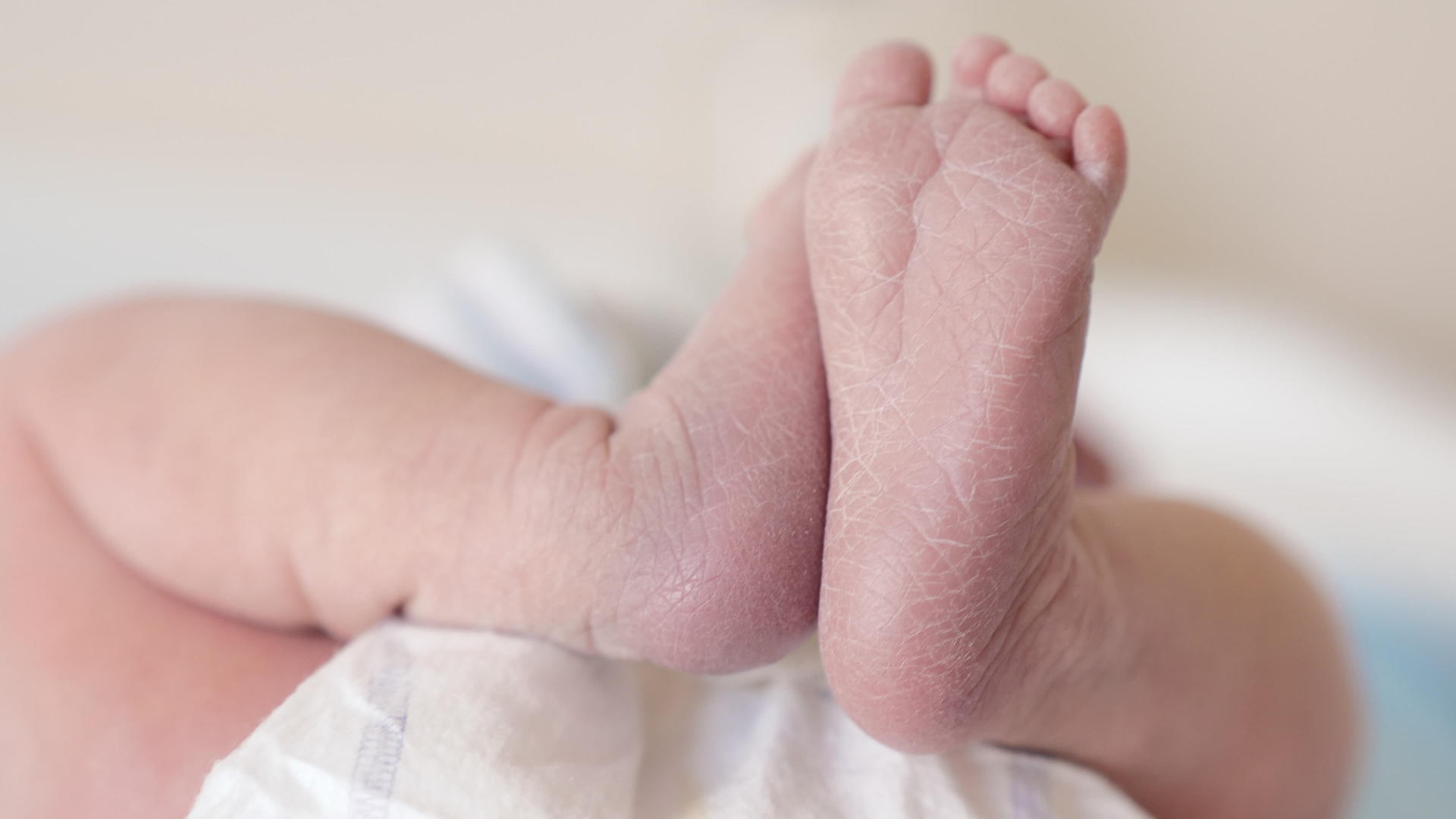 新生女婴脚在空中视频的预览图