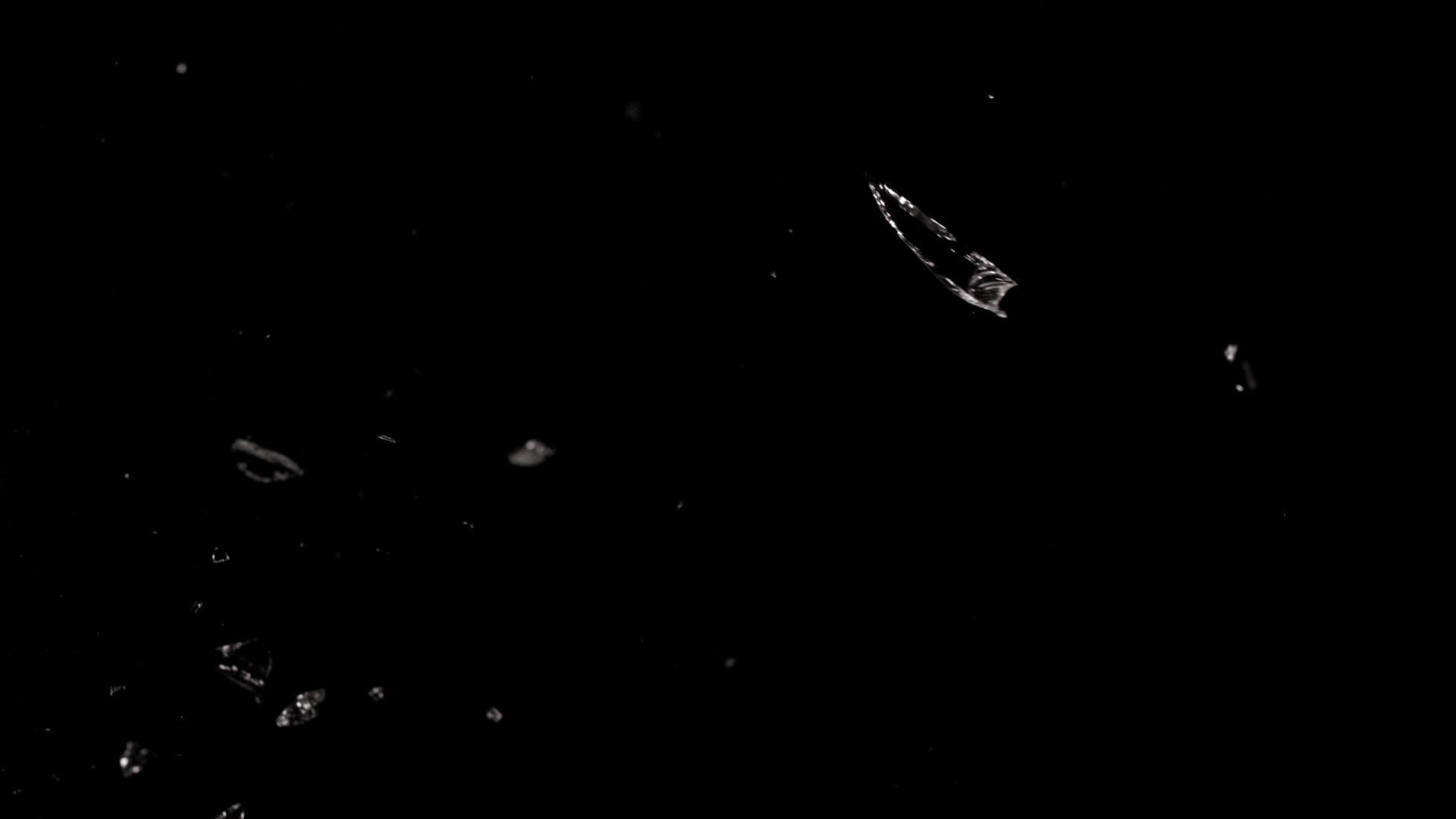 破碎的玻璃苍蝇碎片穿透空气视频的预览图
