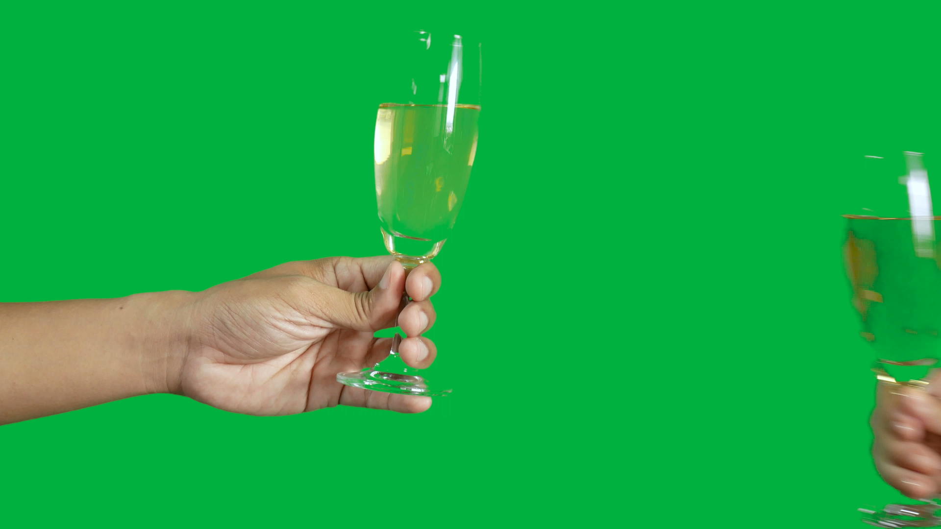 4k两个人在色谱关键绿屏背景上使用隔离的香槟杯视频的预览图