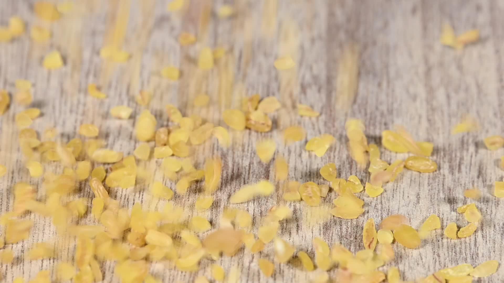 黄色的桶落在木板上视频的预览图