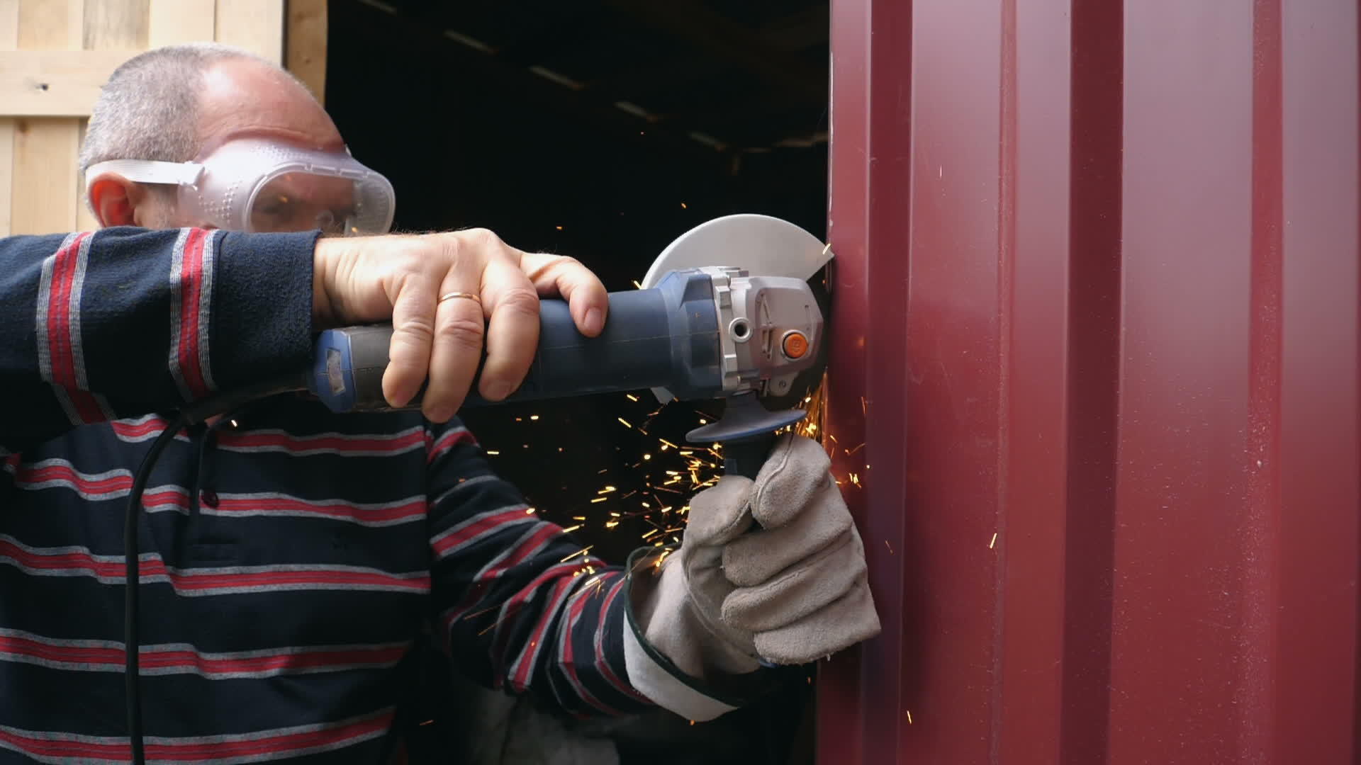 男子用圆锯锯制成金属结构视频的预览图