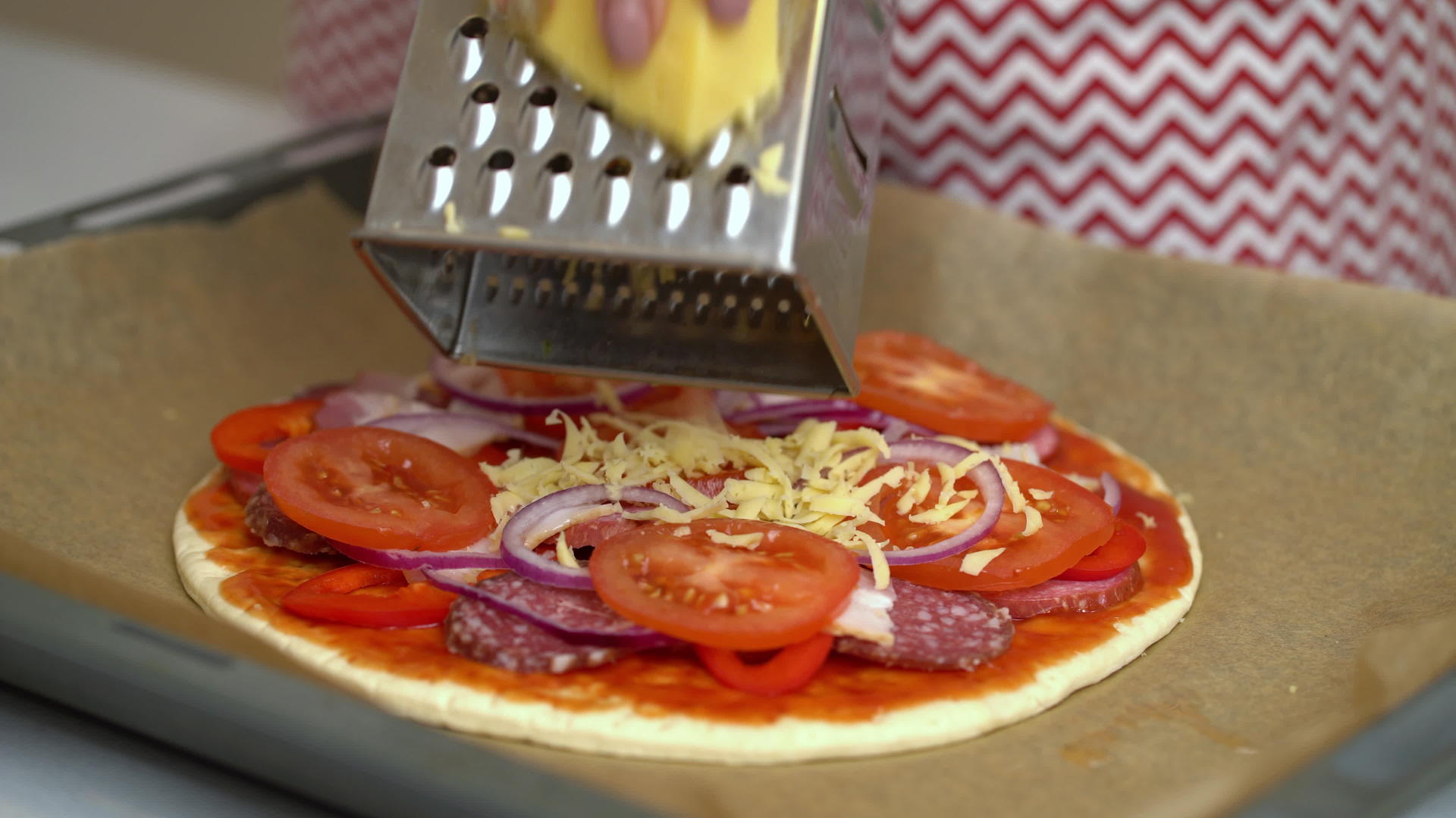 女厨师在比萨饼上加了奶酪视频的预览图