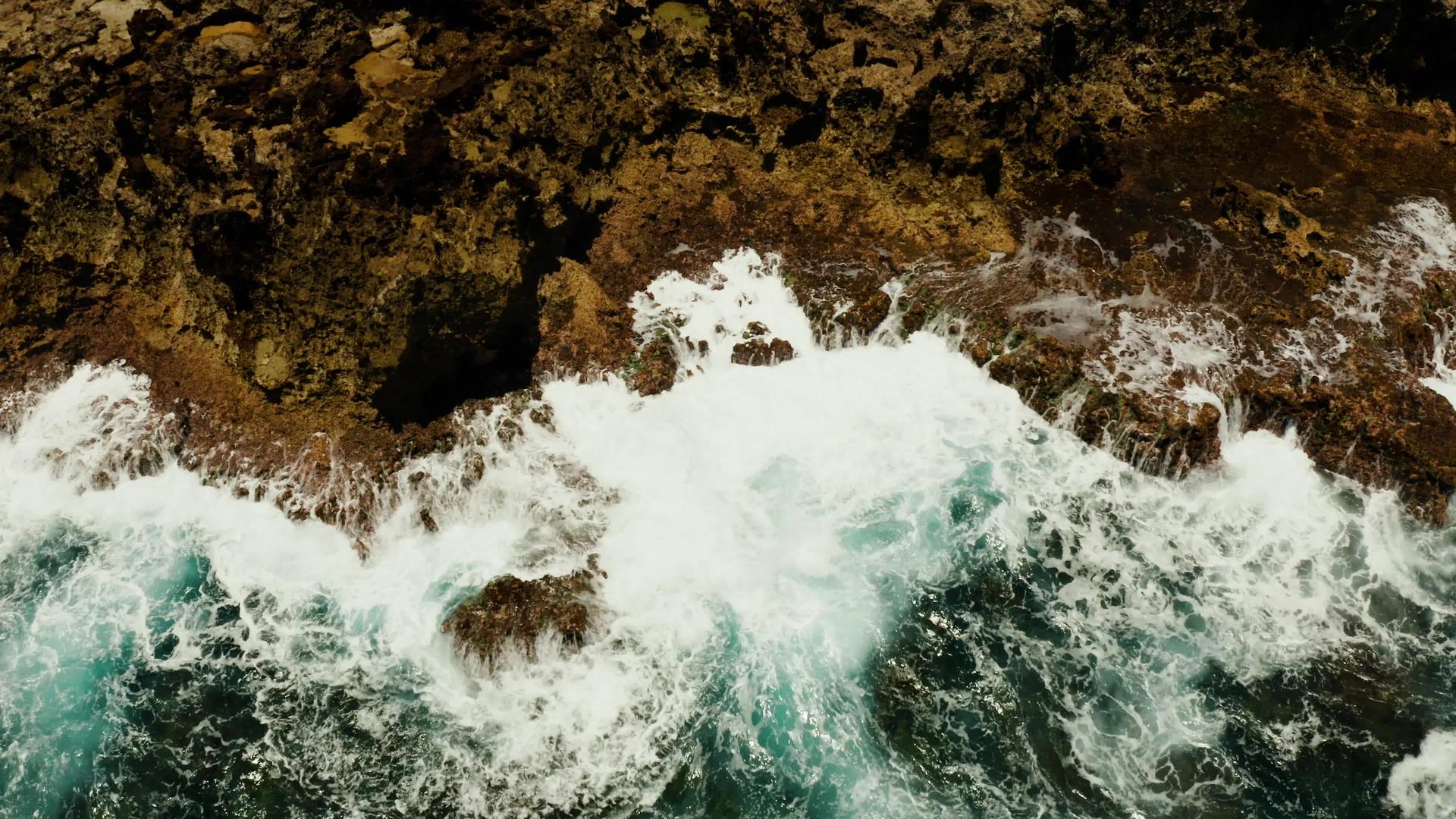 海浪落在岸边视频的预览图
