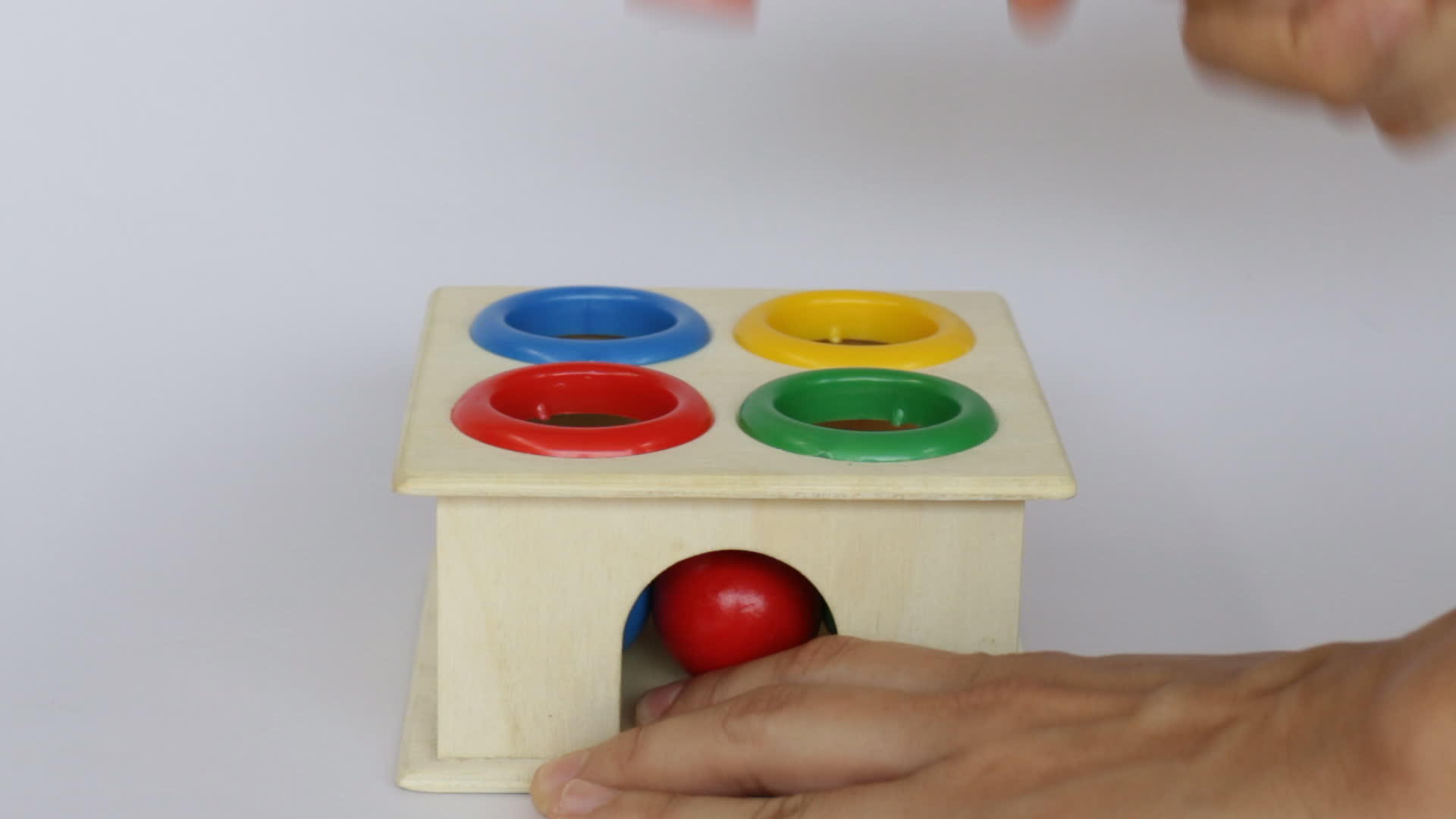 彩色锤子盒木制玩具演示视频的预览图