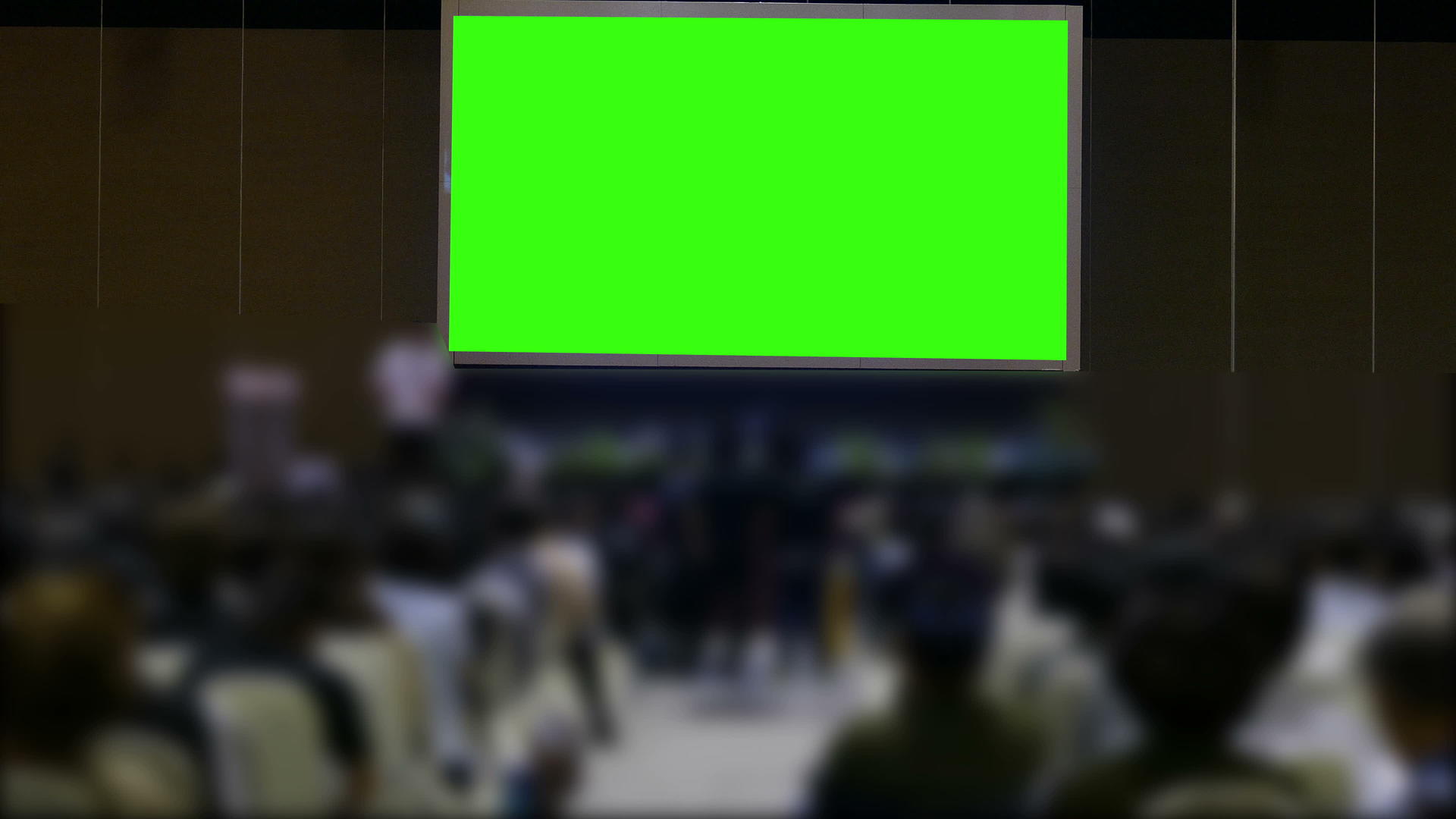 现代会议厅的人和观众都在有绿色投影仪屏幕的研讨室里视频的预览图