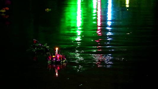 在水面上的罗克拉东节反射灯下一些证据被认为是在南大视频的预览图