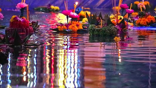 在水面上的罗克拉东节反射灯下一些证据被认为是在南大视频的预览图