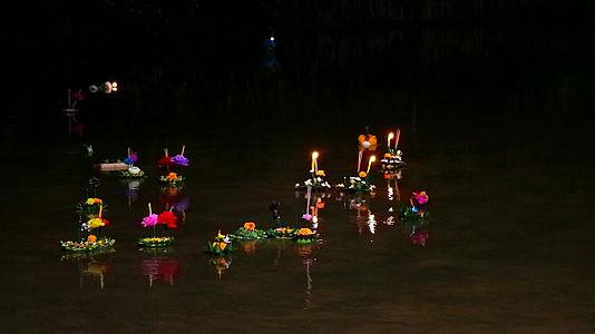 木克拉东节在水面上闪烁视频的预览图