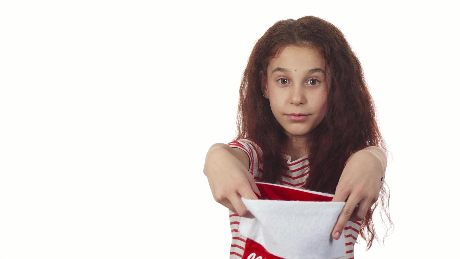 一个穿着袜子、拿着礼物和暗示的有趣女孩实际上给了礼物视频的预览图