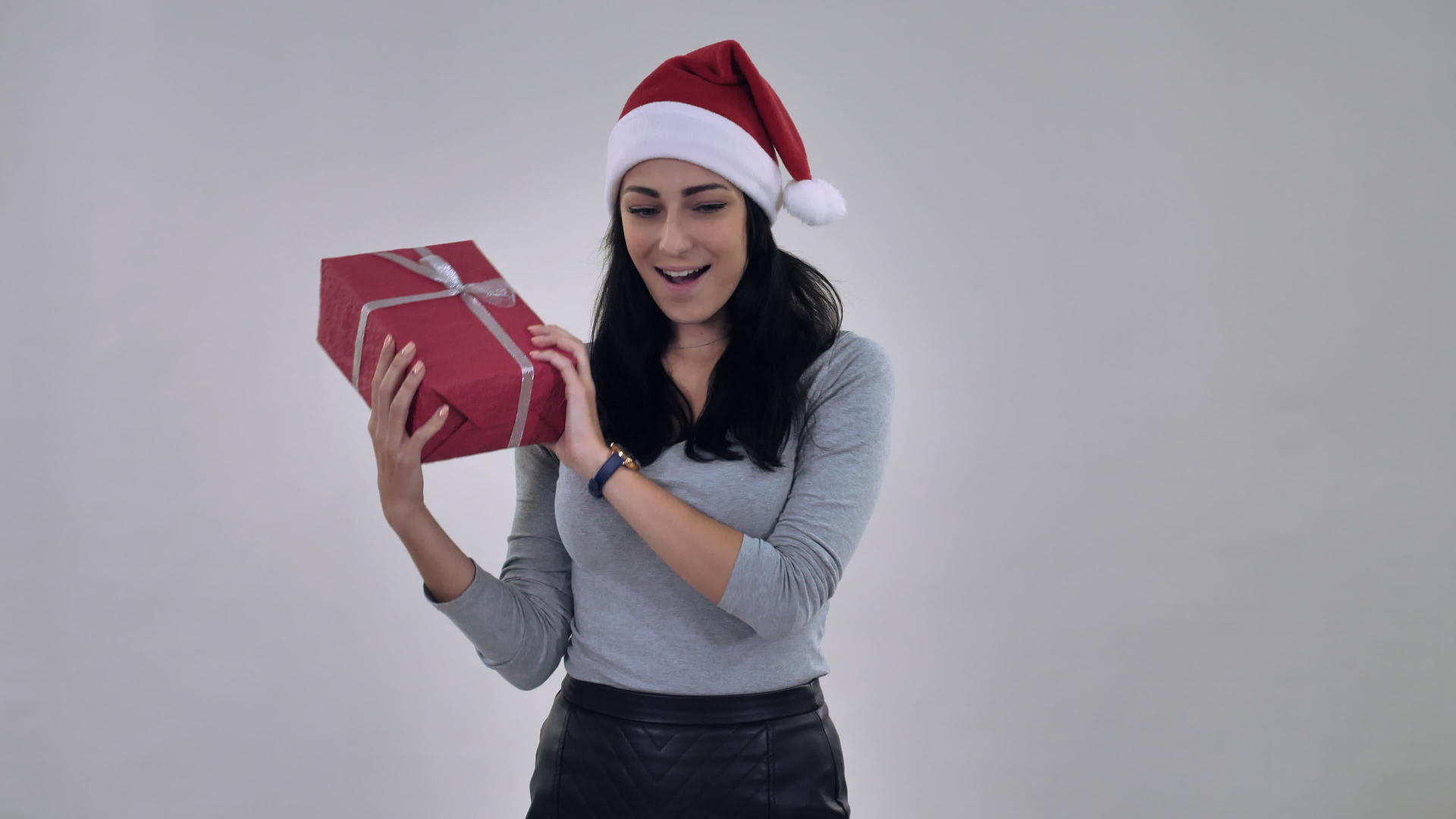 快乐的女孩带着圣诞礼物视频的预览图