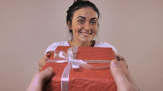 快乐的女性礼物视频的预览图