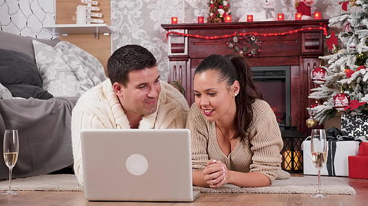 网上购买圣诞礼物的情侣视频的预览图