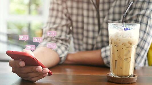 人们在咖啡馆使用移动智能手机进行社交媒体互动并进行社交互动视频的预览图
