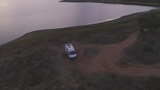 一辆野营车面包车在Portural日落时在arraiolos视频的预览图