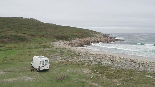 加里萨在西班牙Galiza露营面包车摩托车之家观看海景视频的预览图