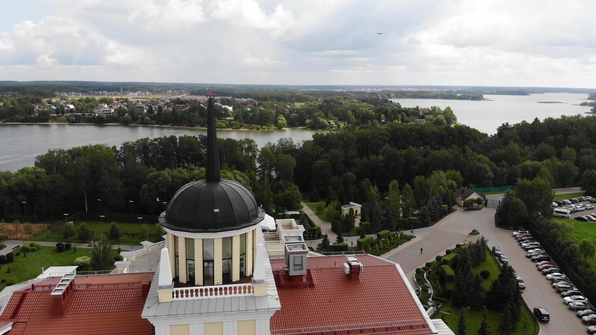2019年乌鲁西亚的古老温泉酒店和水疗酒店飞越领土视频的预览图
