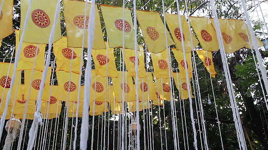 装饰在泰国公共寺庙中的旗帜视频的预览图