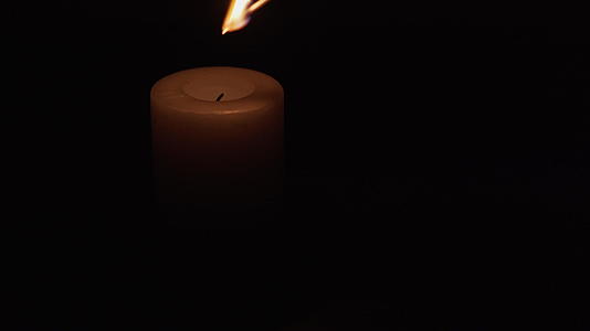 在低光下点燃的蜡烛片段熄灭了一段时间视频的预览图
