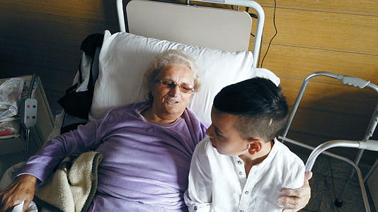 祖母和孙子住院视频的预览图