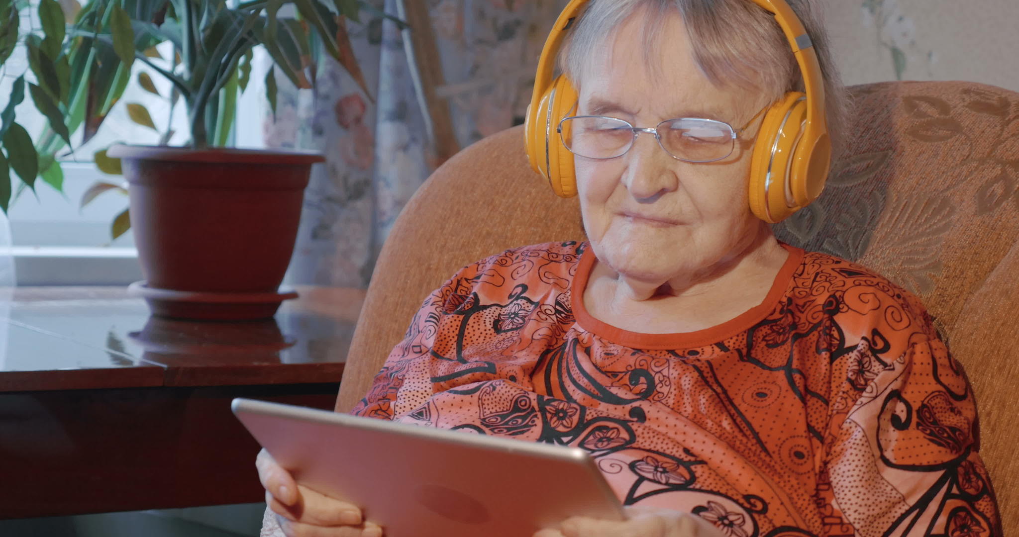 祖母用无线耳机触摸垫子视频的预览图