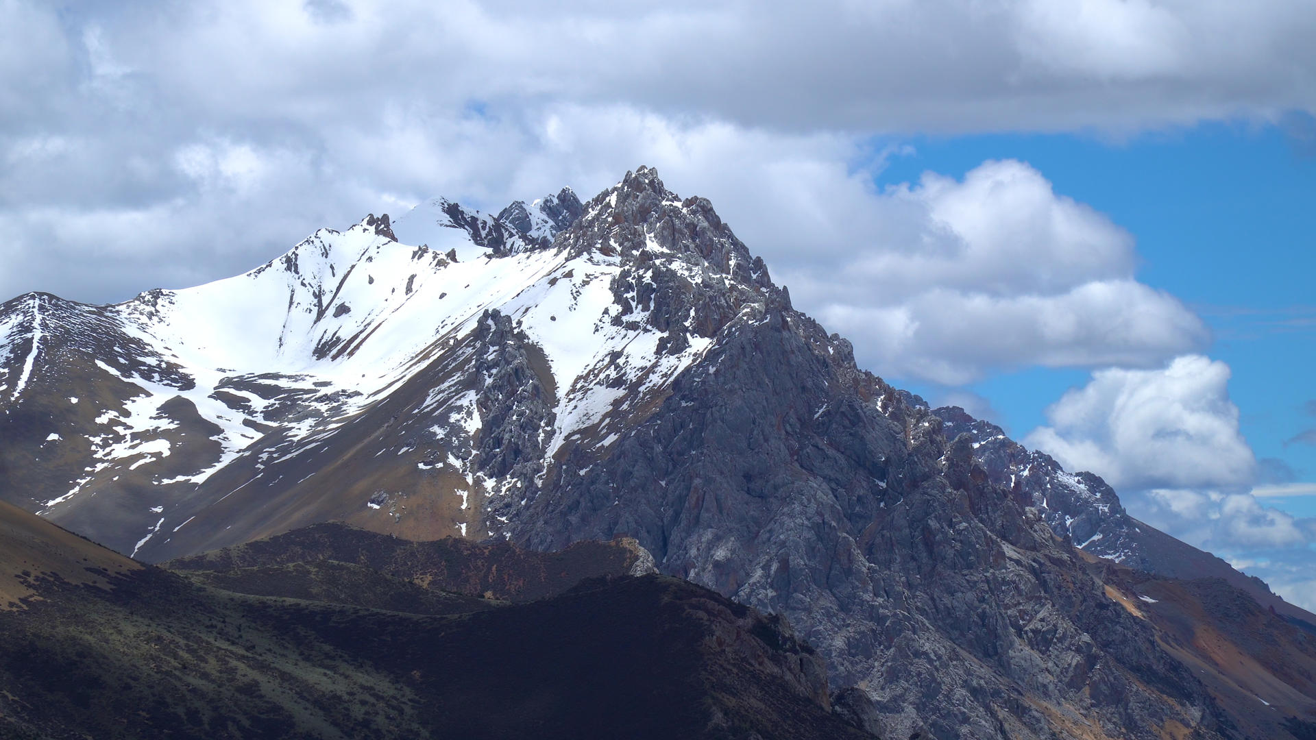 4K拍摄西藏蓝天白云下的雪山合素材合集视频的预览图