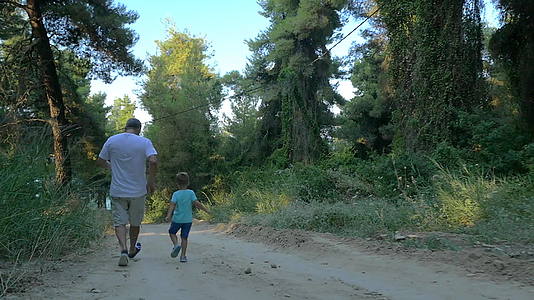 孙孙在树林里奔跑视频的预览图