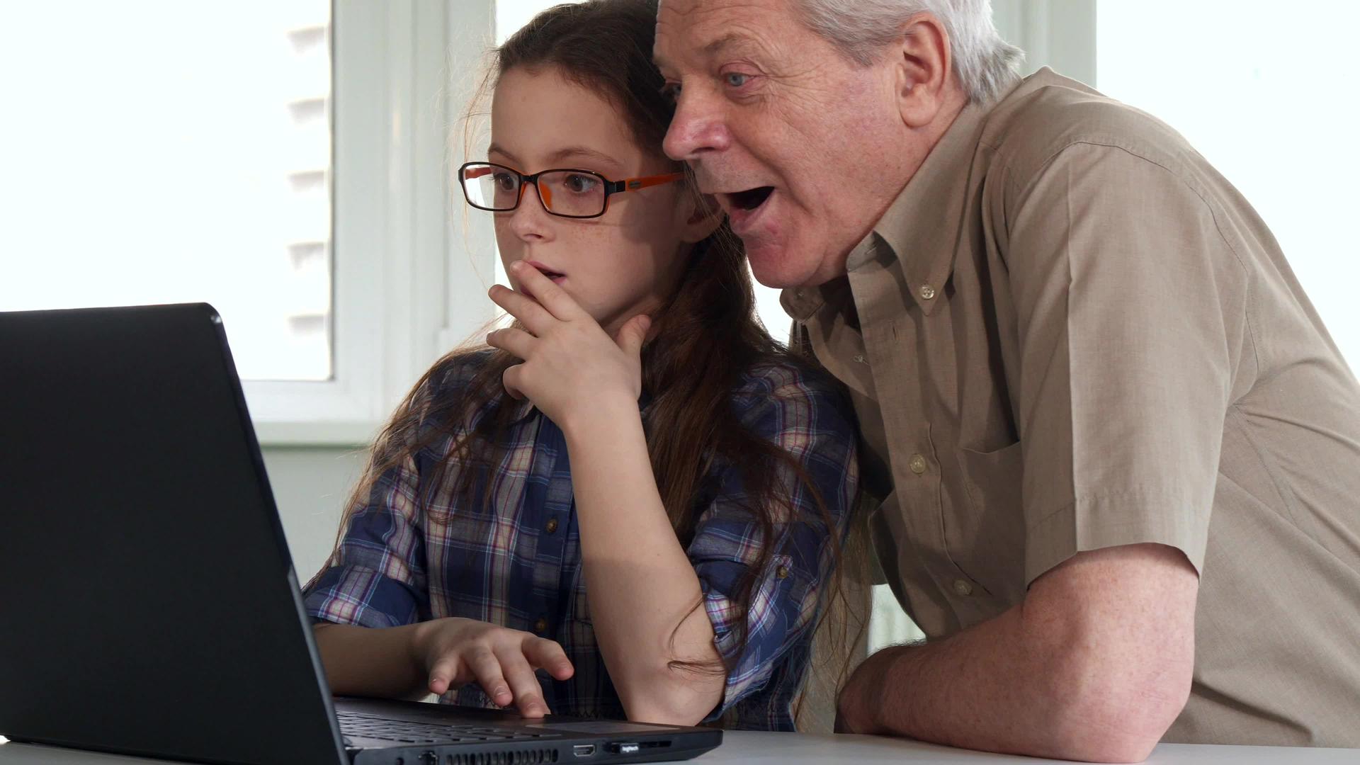 老人和孙女在笔记本电脑上看到了什么视频的预览图