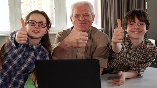 老师和他的孙女露出了他们的拇指视频的预览图