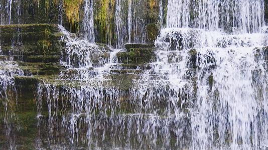 在西班牙加泰罗尼亚村附近4公里长的瀑布中视频的预览图