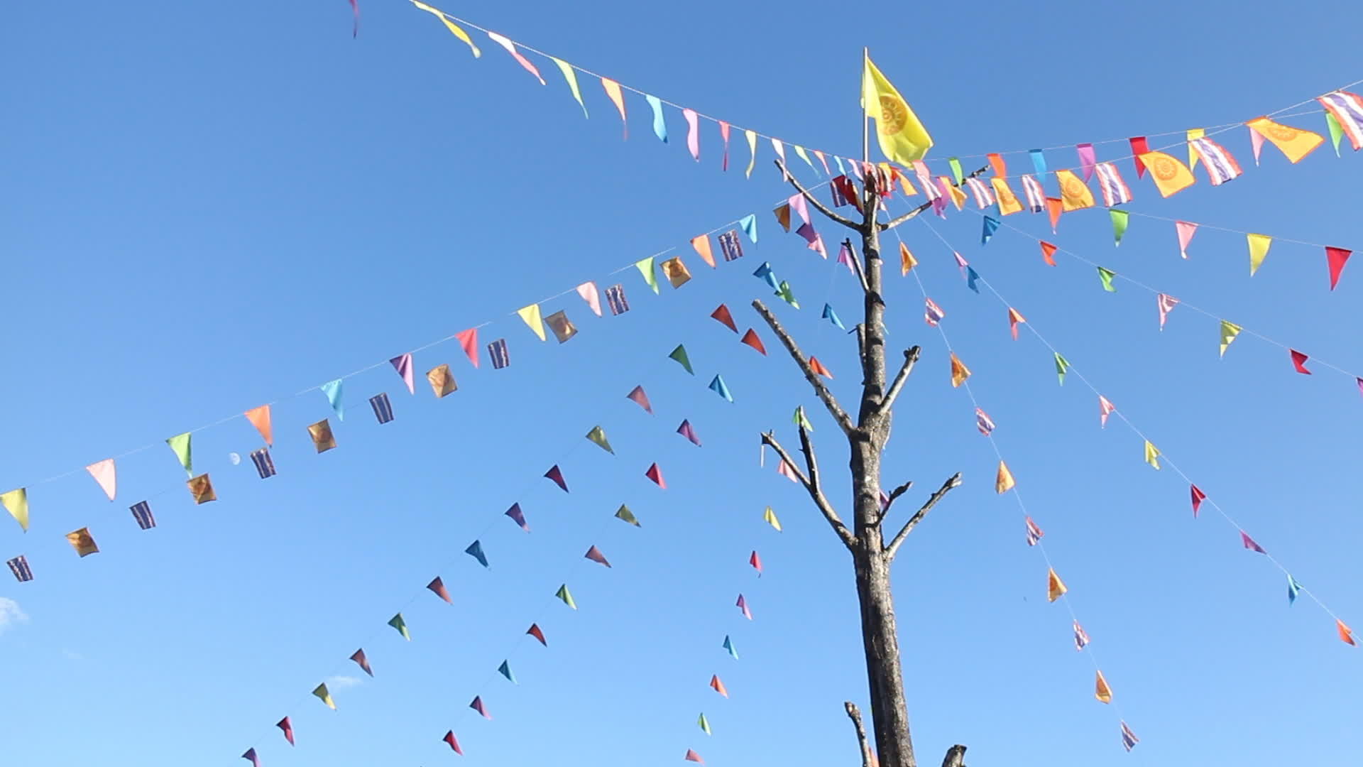 泰国的祈祷旗在风中飘扬视频的预览图