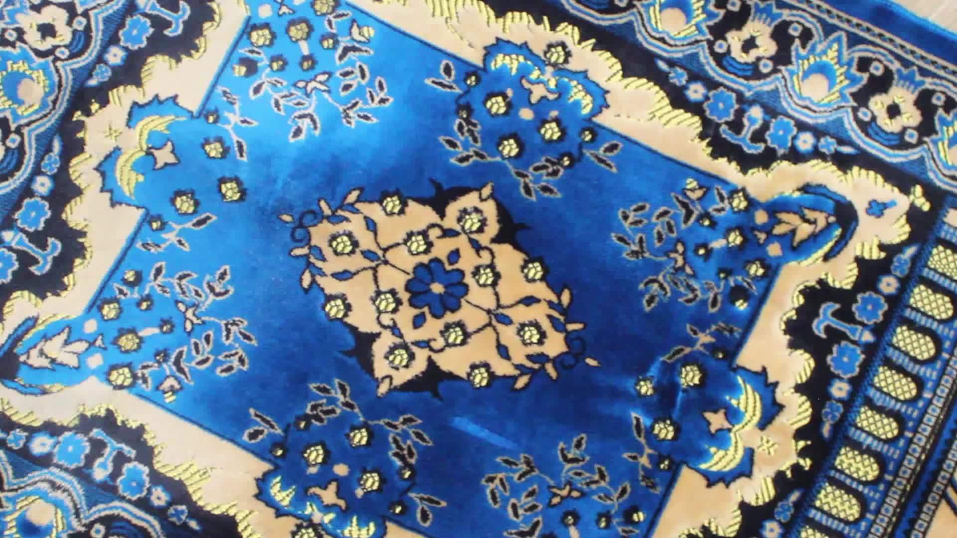从高角度观看可爱的祈祷席或穆斯林祈祷地毯视频的预览图