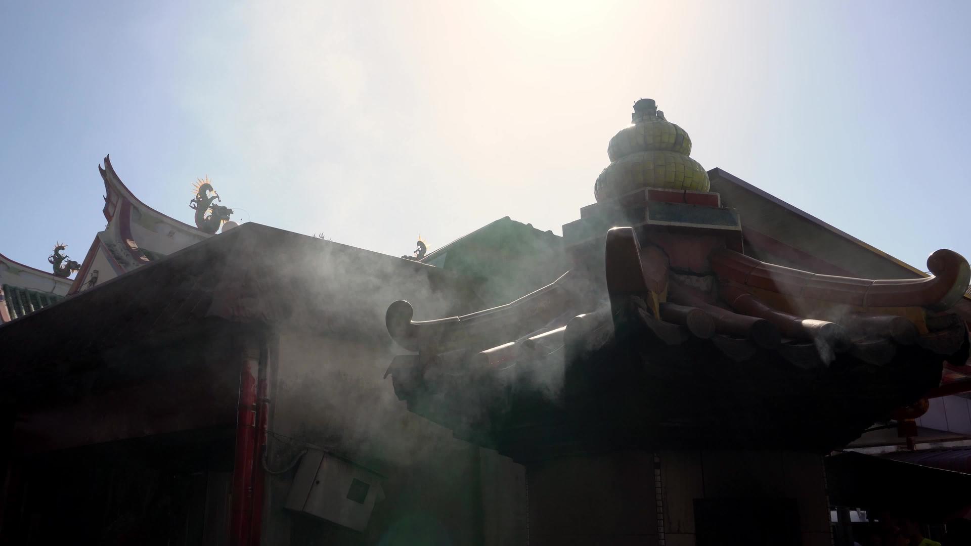 在PekgongCheng在熔炉上释放烟雾视频的预览图