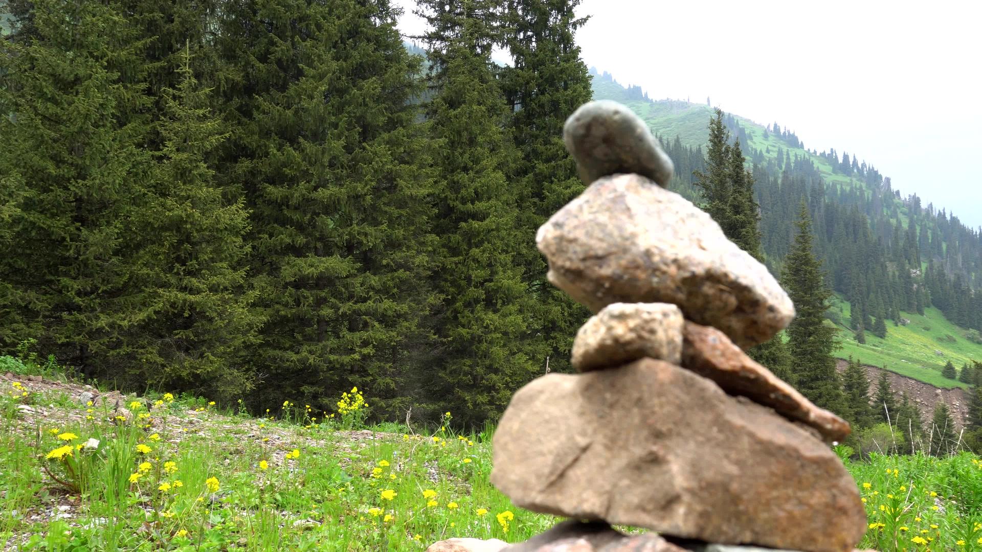 石头堆积在山上视频的预览图