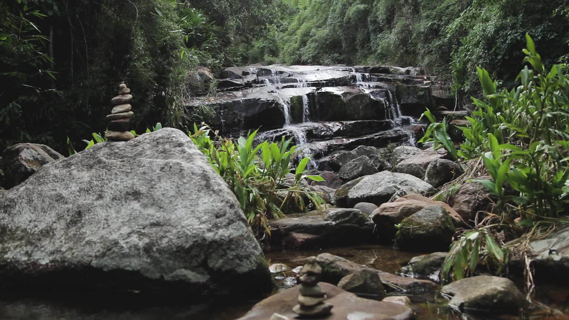 16块堆叠的石头热带瀑布背景用于冥想场所的愈合视频的预览图