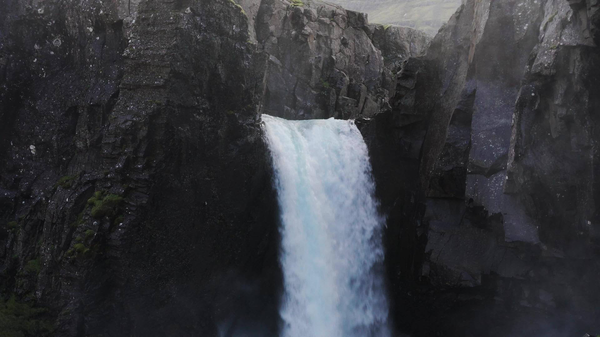 东冰原Folaldafos瀑布的近视视频的预览图