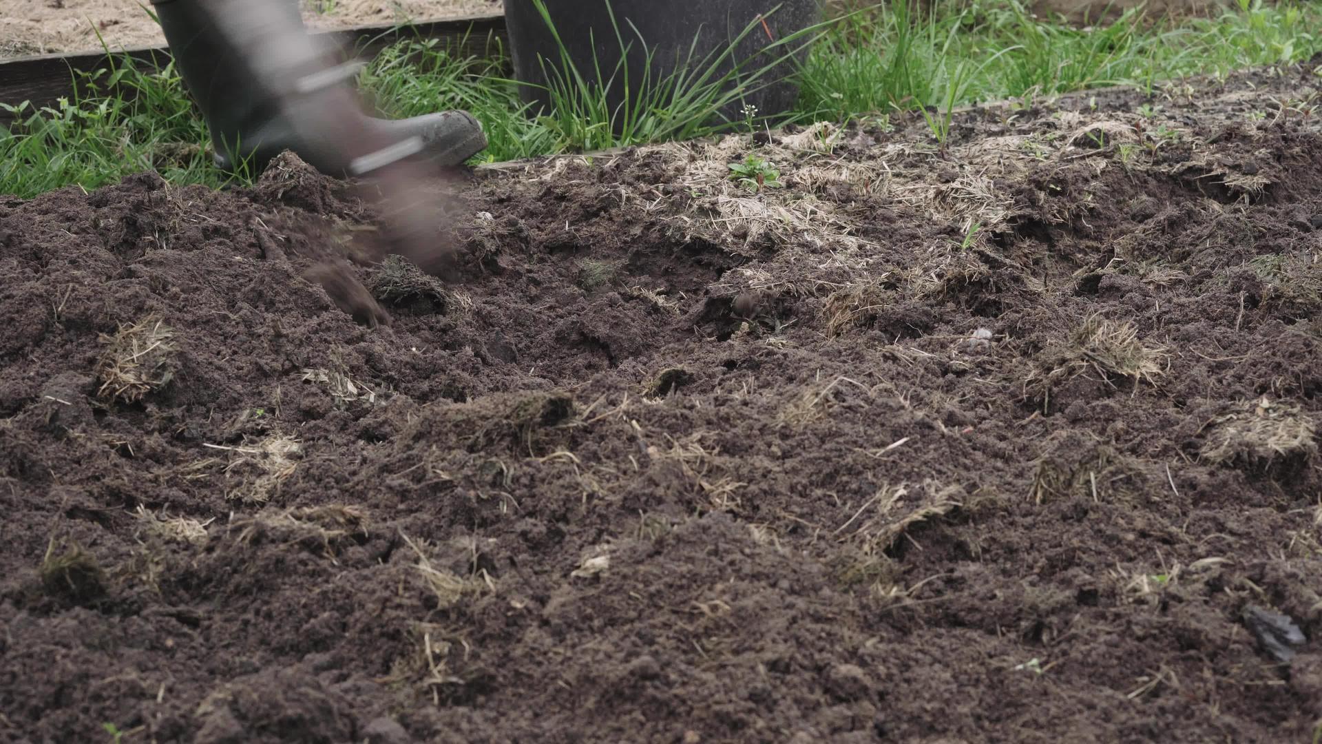 在干草床上种植土地用于冬季准备视频的预览图