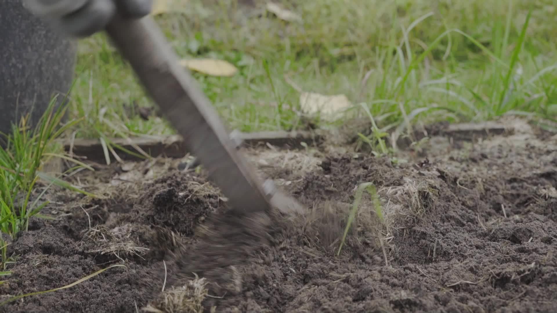 冬天以前在花园里种植土壤视频的预览图
