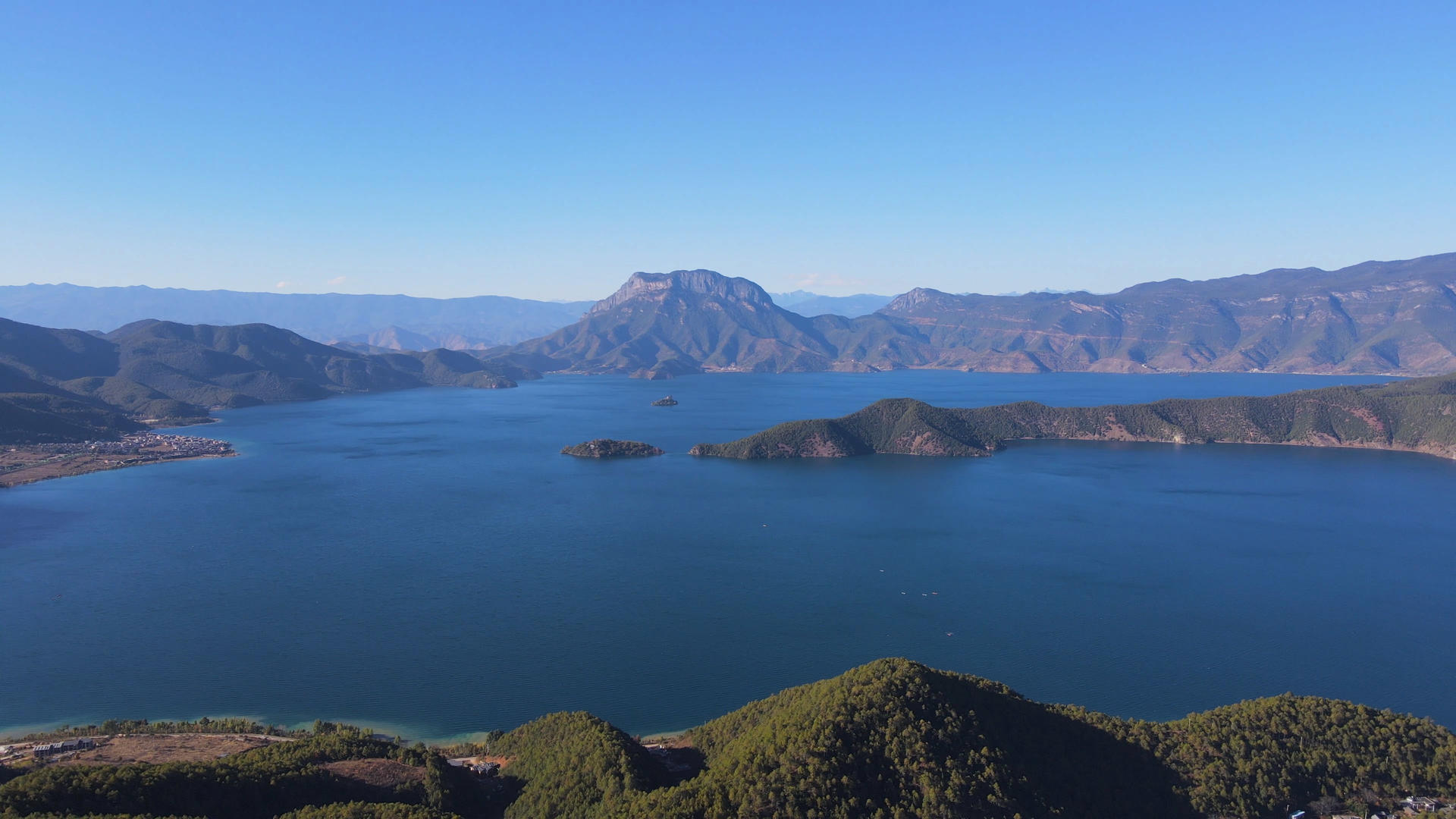 4k冬天蓝色泸沽湖全景航拍视频的预览图