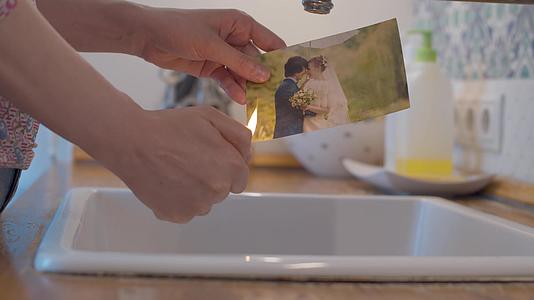 女人用手烧结婚照视频的预览图