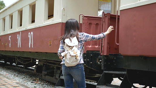 4亚洲旅游妇女挥手告别在火车站离开火车列车的出发人员视频的预览图