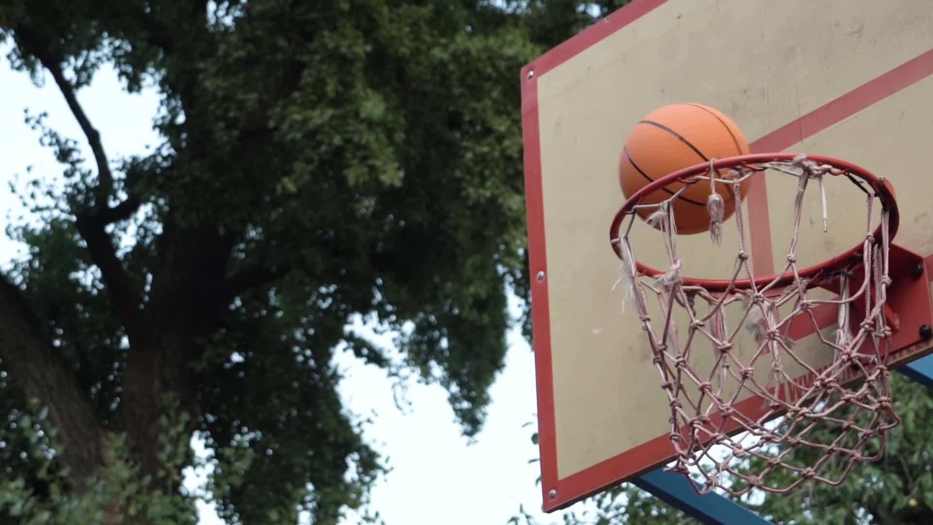 橙色篮球跳出篮子中的轮圈没有击中目标在公园的街道上视频的预览图
