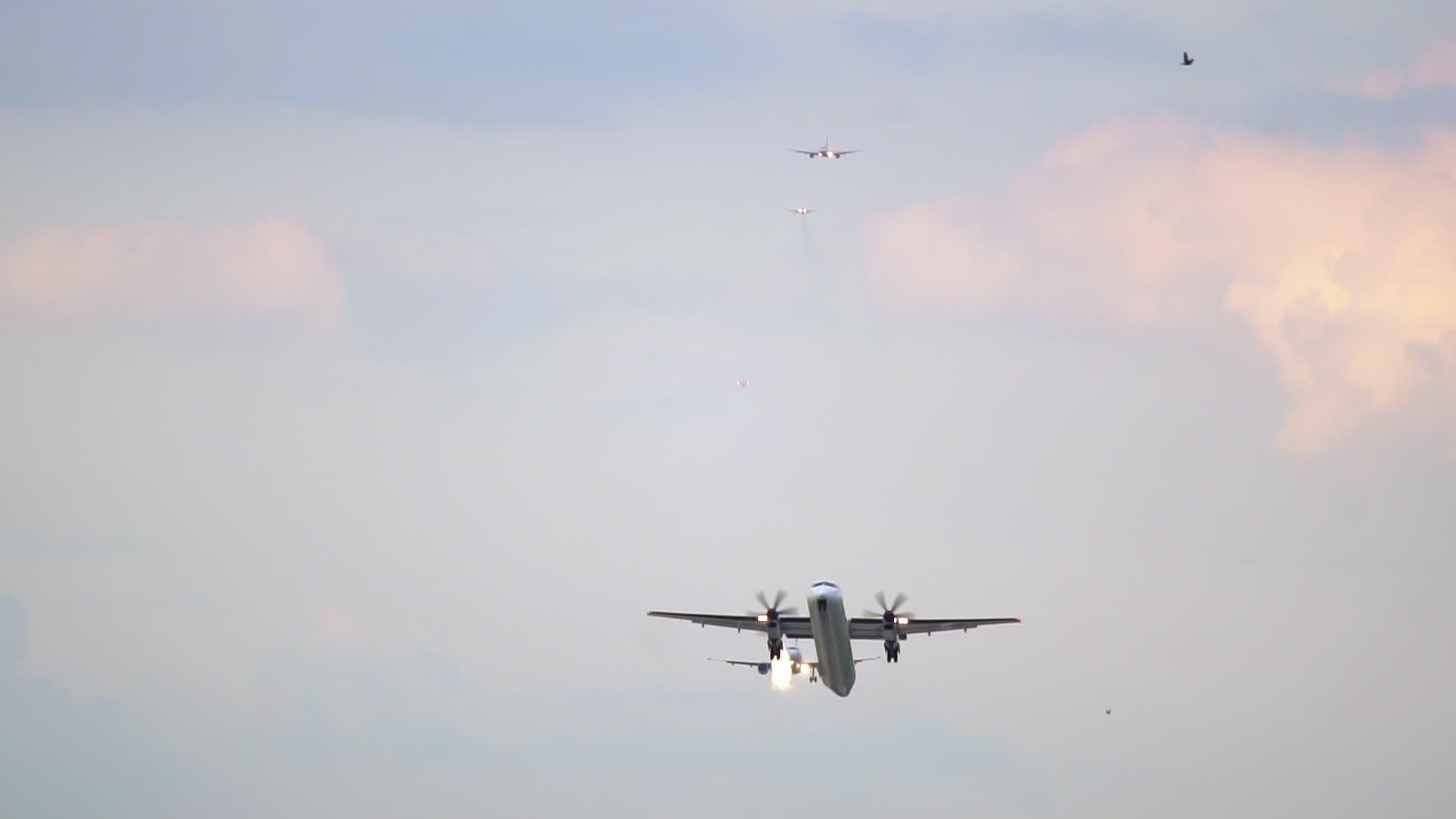 涡轮螺旋飞机在空中飞行视频的预览图