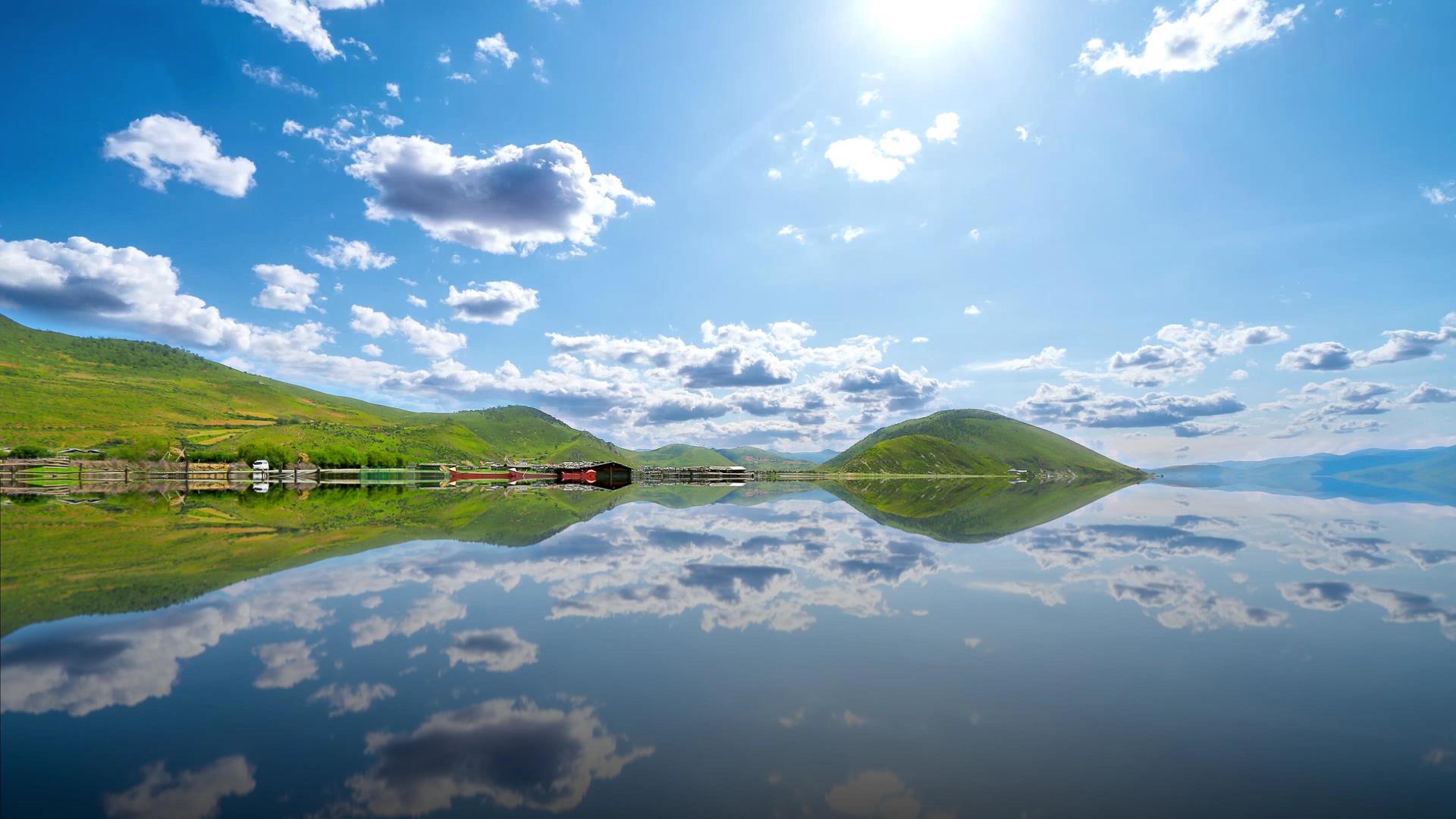 泸沽湖蓝天白云山水倒影美景视频的预览图